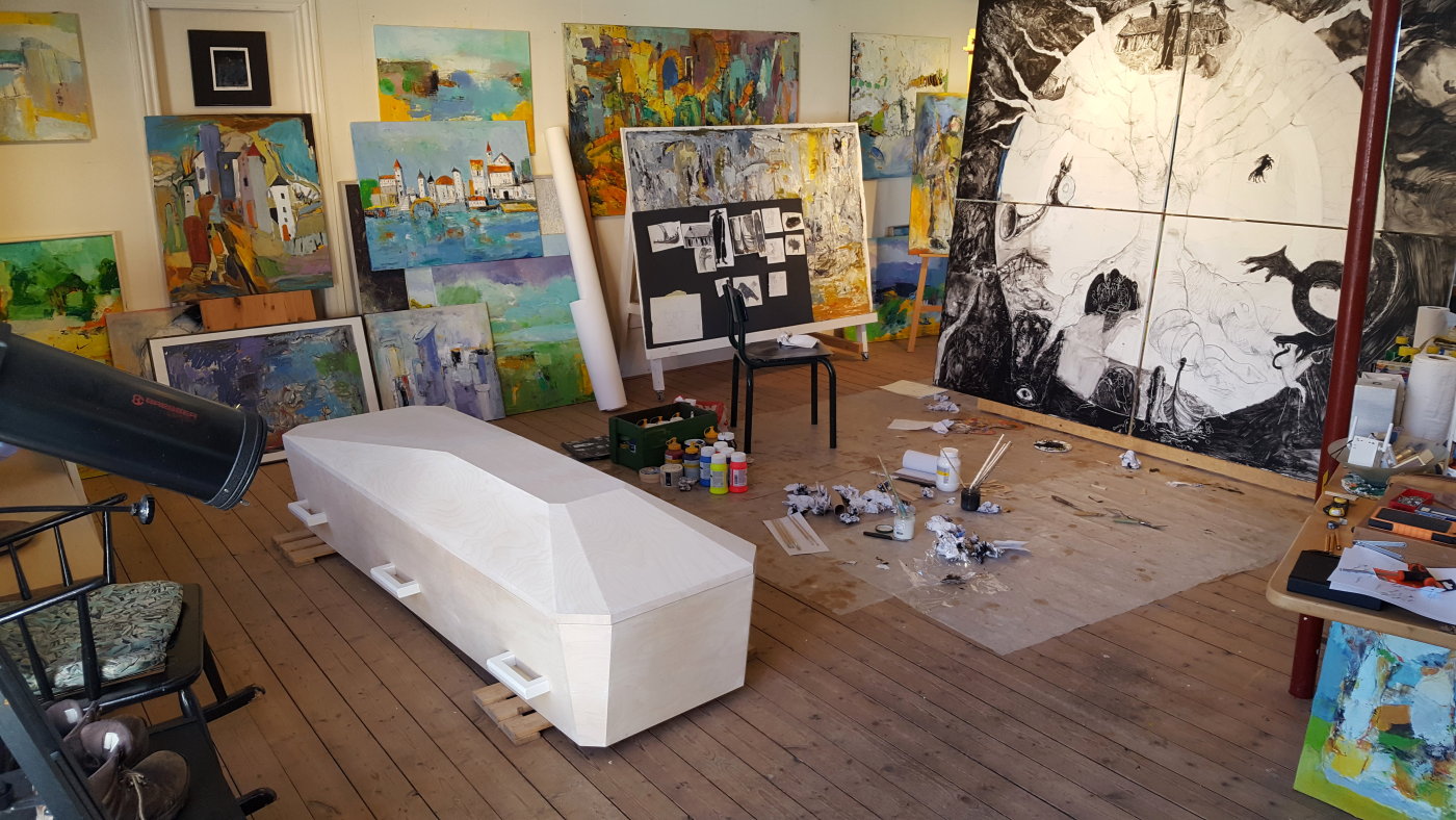 Kisten er ankommet til mit atelier. Stoholm d. 31. august 2020. I baggrunden ses begyndelsen til Yggdrasil Kisten er ankommet til mit atelier. Stoholm d. 31. august 2020. I baggrunden ses begyndelsen til Yggdrasil